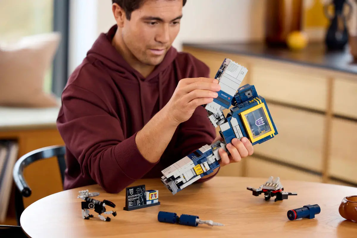 LEGO® Transformers: Soundwave – İkonik Dönüşüm Figürü