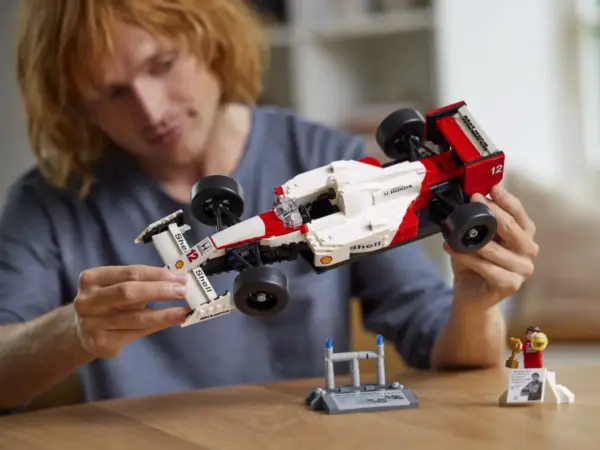 LEGO® McLaren MP4/4 & Ayrton Senna – Speed Champions İkonik F1 Seti - Görsel 9