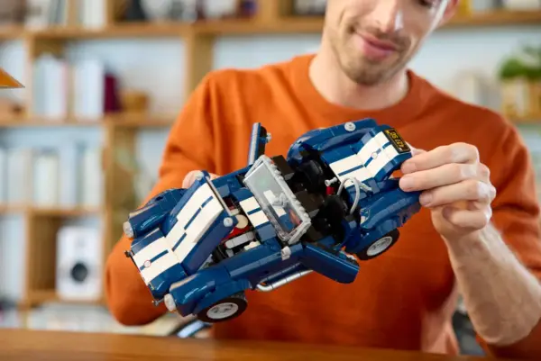 LEGO® Shelby Cobra 427 S/C – ICONS Serisi Yapım Seti - Görsel 9