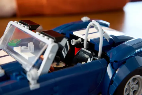 LEGO® Shelby Cobra 427 S/C – ICONS Serisi Yapım Seti - Görsel 11