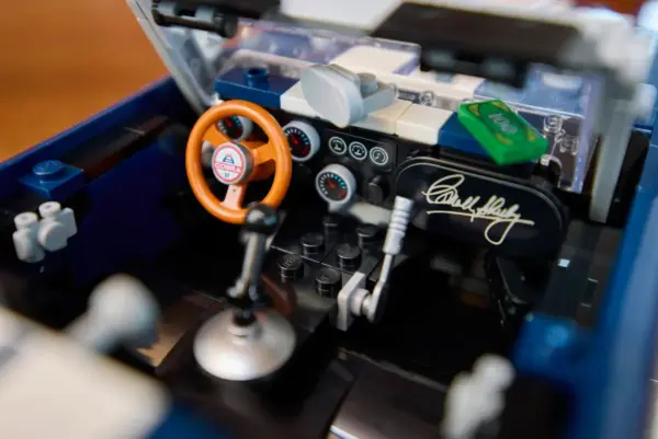LEGO® Shelby Cobra 427 S/C – ICONS Serisi Yapım Seti - Görsel 12