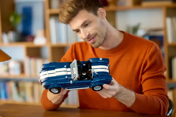 LEGO® Shelby Cobra 427 S/C – ICONS Serisi Yapım Seti - Görsel 8