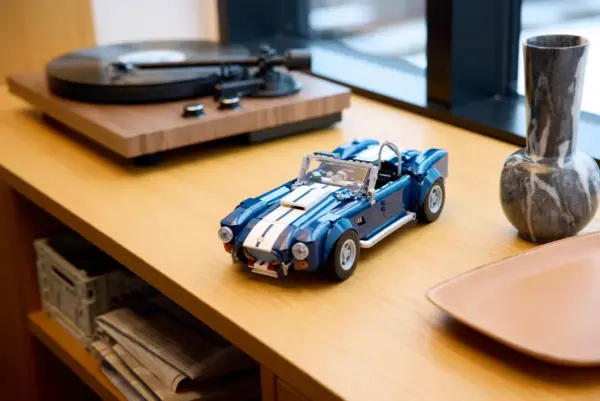 LEGO® Shelby Cobra 427 S/C – ICONS Serisi Yapım Seti - Görsel 14