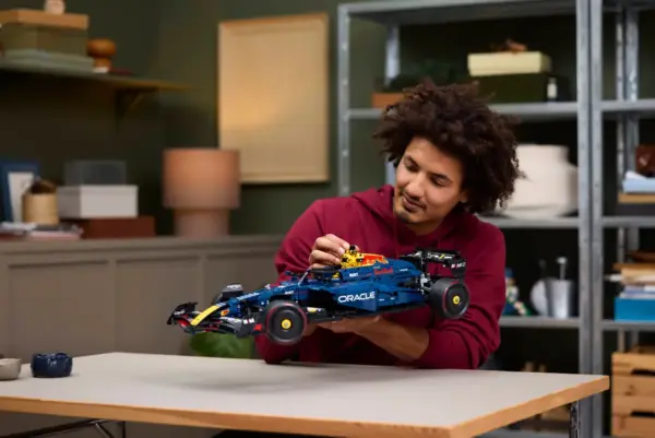 LEGO® Oracle Red Bull Racing RB20 – Formula 1 Tutkunları İçin Detaylı Yarış Aracı - Görsel 10